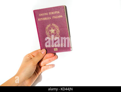 Die Hand einer Frau mit italienischem Pass isoliert - Europäische Union Stockfoto