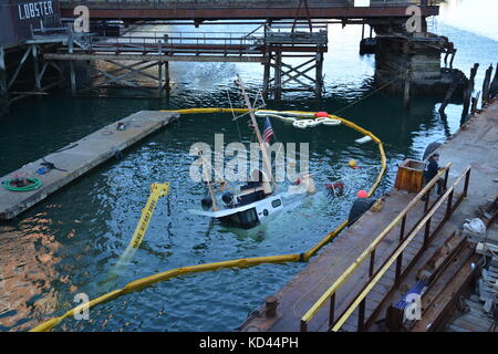 Ein versunkenes Schiff in das Fort Point channel, Boston, Massachusetts, USA Stockfoto