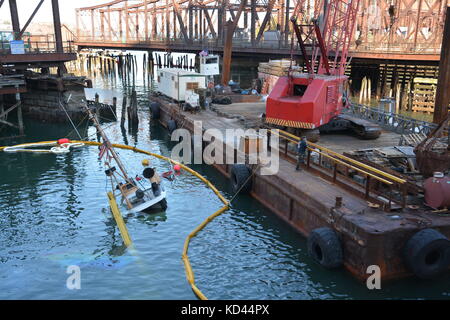 Ein versunkenes Schiff in das Fort Point channel, Boston, Massachusetts, USA Stockfoto