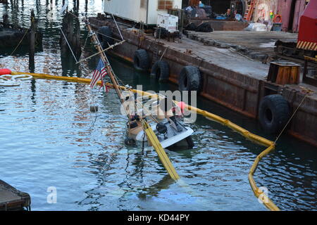 Ein versunkenes Schiff in das Fort Point channel, Boston, Massachusetts, USA Stockfoto