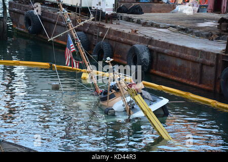 Ein versunkenes Schiff in das Fort Point channel, Boston, Massachusetts, USA Stockfoto