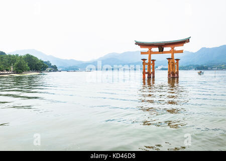 Die schwimmende torii Tor mit Wellen in Miyajima, Japan. Stockfoto