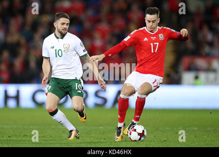 Robbie Brady (links) und Tom Lawrence von Wales kämpfen im Cardiff City Stadium, Cardiff, während des FIFA World Cup Qualifying Group D-Spiels 2018 um den Ball. Stockfoto