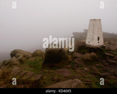 Trig Point im Nebel, der Kakerlaken, der Peak District, Staffordshire, Großbritannien Stockfoto