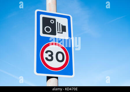 30-km/h-Zone. 30 mph Höchstgeschwindigkeit Schild mit einer Geschwindigkeit Kamera Bild, Nottinghamshire, England, Großbritannien Stockfoto