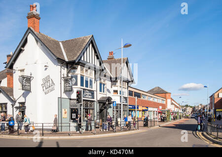 Die Adler Ecke pub und Einkaufsviertel in der Innenstadt von Arnold, Nottinghamshire, England, Großbritannien Stockfoto