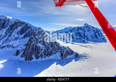 Flugzeug fliegt über Schnee caped Berge in haines Alaska Stockfoto