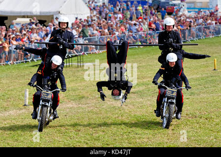 Die britische Armee, royal Signale Motorrad display Team, das weiße Helme am 2017 great Dorset Steam Fair, tarrant Hinton, blandford, Dorset, Großbritannien. Stockfoto