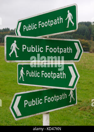 Vier öffentlichen Fußweg Zeichen in verschiedenen Richtungen am gleichen Pol, Buxton, der Peak District, Derbyshire, Großbritannien Stockfoto