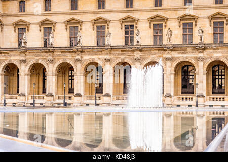 Der frühe Morgen im Louvre ist ruhig vor der Ankunft der Touristen. Paris, Frankreich Stockfoto
