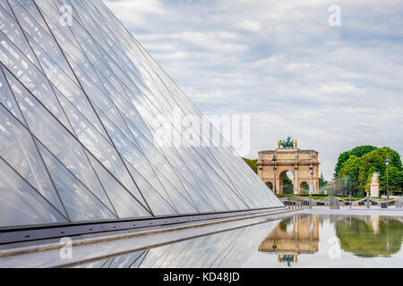 Der frühe Morgen im Louvre ist ruhig vor der Ankunft der Touristen. Paris, Frankreich Stockfoto