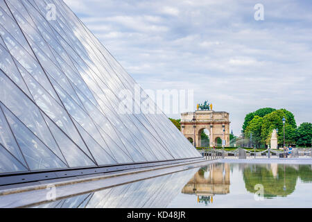 Der frühe Morgen im Louvre ist ruhig vor der Ankunft der Touristen. Paris, Frankreich Stockfoto