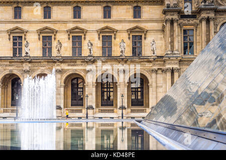 Der frühe Morgen im Louvre ist ruhig vor der Ankunft der Touristen. Paris, Frankreich Stockfoto