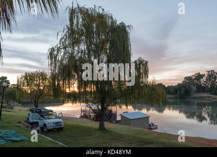 Upington, Südafrika - 12. Juni 2017: Sonnenaufgang am sakkie se arkie, ein Ferienort in der Nähe des Orange River in Upington, eine Stadt in der nördlichen Kap Stockfoto