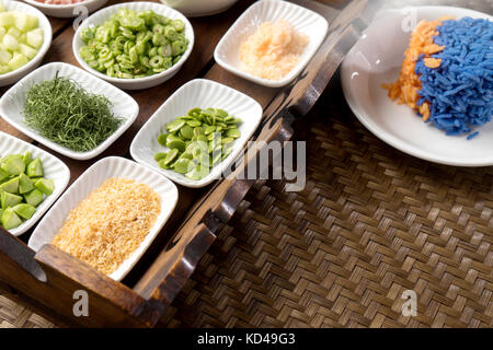 Thai südlichen Würziger Reis Salat mit Gemüse auf Teller und Holz Teller dekorieren Stockfoto