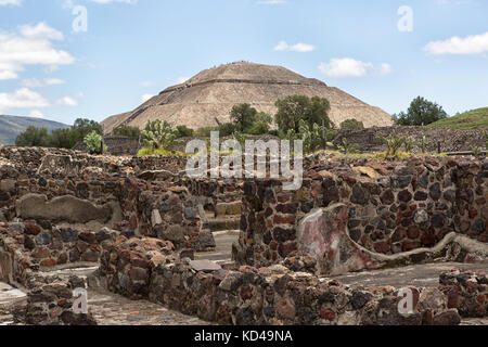Mai 15, 2014 Teotihuacan, Mexiko: azteken Ruine Strukturen mit der Pyramide der Sonne im Hintergrund am teotihucan archäologische Standort Stockfoto