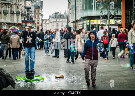 Touristen und Darsteller in Leicester Square, London, Großbritannien, Oktober 2017 Stockfoto