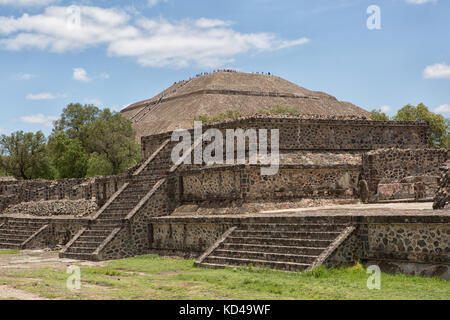 Mai 15, 2014 Teotihuacan, Mexiko: azteken Ruine Strukturen mit der Pyramide der Sonne im Hintergrund am teotihucan archäologische Standort Stockfoto