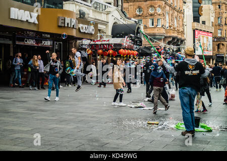 Touristen und Darsteller in Leicester Square, London, Großbritannien, Oktober 2017 Stockfoto