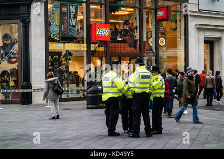 Die Metropolitan Police Officers außerhalb Lego Store in Leicester Square, London, Oktober 2017 Stockfoto