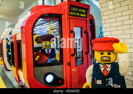 Innenraum der Lego Store in Leicester Square, London, Oktober 2017 Stockfoto