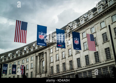 Nfl uk event Banner und US-Flagge am Regents Street, London, England, Großbritannien Stockfoto