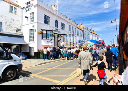 Leute stehen vor dem Magpie Fish n' Chip Shop Whitby NE Yorkshire UK in der Schlange Stockfoto