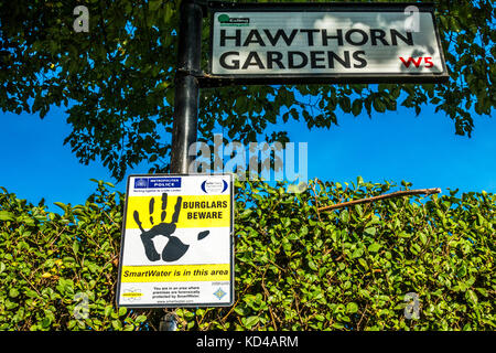 Ein 'Einbrecher' Vorsicht Warnschild auf, um die Aufmerksamkeit auf SmartWater nachvollziehbar Eigenschaft Kennzeichnung liegt in einer ruhigen Straße in South Ealing, London, England, UK. Stockfoto