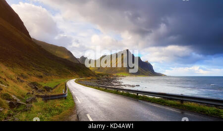 Schöne Straße entlang am Meer in Norwegen auf den Lofoten. sonnigen Tag nach stürmischen Nacht auf den Lofoten. Stockfoto