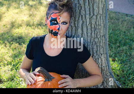 Festliche Halloween Kinderschminken auf Frau außerhalb. Stockfoto