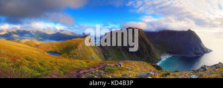 Panoramablick auf die norwegische Landschaft aus Felsen und Fjorden. sonnigen Tag in Norwegen Bergen. Stockfoto