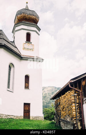 Kirche Kapelle im Bergdorf wamberg in den deutschen Alpen. Stockfoto