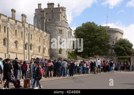 Windsor Castle Crowd - Menschen bilden eine lange Schlange, um Windsor Castle, Windsor, England zu besuchen Stockfoto