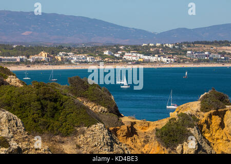 Ein Blick auf den Strand von Meia Praia in der Ferne gesehen von den Klippen von Praia do Camilo in Lagos, Portugal. Stockfoto