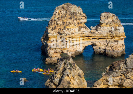 Ein Blick auf die wunderschönen Felsformationen am Praia do Camilo in Lagos, Portugal. Stockfoto