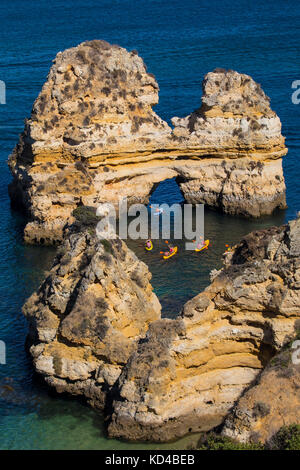 Ein Blick auf die wunderschönen Felsformationen am Praia do Camilo in Lagos, Portugal. Stockfoto