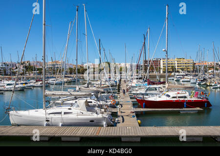 Lagos, Portugal - 10. September 2017: Ein Blick auf die Marina de Lagos an der Algarve, Portugal, am 10. September 2017. Stockfoto