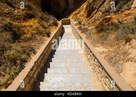 Die steilen Treppen, die zu den Grotten in Ponta da Piedade in Portugal. Stockfoto