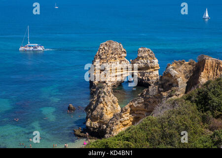 Ein Blick auf die wunderschönen Felsformationen am Praia do Camilo in Lagos, Portugal. Stockfoto