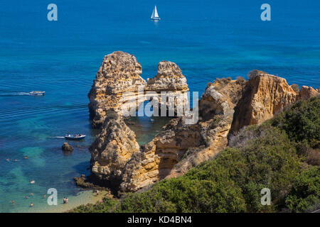 Ein Blick auf die wunderschönen Felsformationen am Praia do Camilo in Lagos, Portugal. Stockfoto