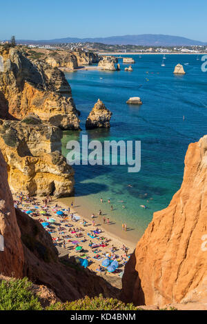 Ein Blick auf die wunderschönen Praia do Camilo in Lagos, Portugal. Meia Praia in der Ferne sehen kann. Stockfoto