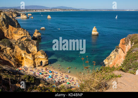 Ein Blick auf die wunderschönen Praia do Camilo in Lagos, Portugal. Meia Praia in der Ferne sehen kann. Stockfoto