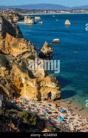 Ein Blick auf die wunderschönen Praia do Camilo in Lagos, Portugal. Meia Praia in der Ferne sehen kann. Stockfoto