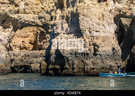 Portugal - 12. September 2017: Eine Bootsfahrt die Erkundung der Höhlen und Grotten von Lagos an der Algarve, Portugal, am 12. September 2017. Stockfoto