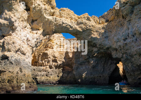 Portugal - 12. September 2017: Eine Bootsfahrt die Erkundung der Höhlen und Grotten von Lagos an der Algarve, Portugal, am 12. September 2017. Stockfoto