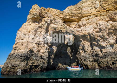 Portugal - 12. September 2017: Eine Bootsfahrt die Erkundung der Höhlen und Grotten von Lagos an der Algarve, Portugal, am 12. September 2017. Stockfoto