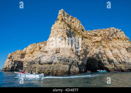 Portugal - 12. September 2017: Eine Bootsfahrt die Erkundung der Höhlen und Grotten von Lagos an der Algarve, Portugal, am 12. September 2017. Stockfoto