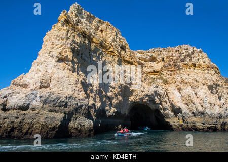 Portugal - 12. September 2017: Eine Bootsfahrt die Erkundung der Höhlen und Grotten von Lagos an der Algarve, Portugal, am 12. September 2017. Stockfoto