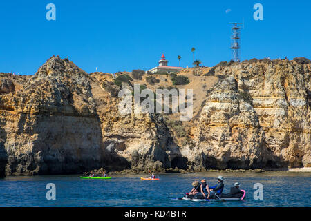 Portugal - 12. September 2017: Boot Ausflüge in die Höhlen und Grotten entlang der Küste in Ponta da piedade an der Algarve, Portugal, am 12. s Stockfoto