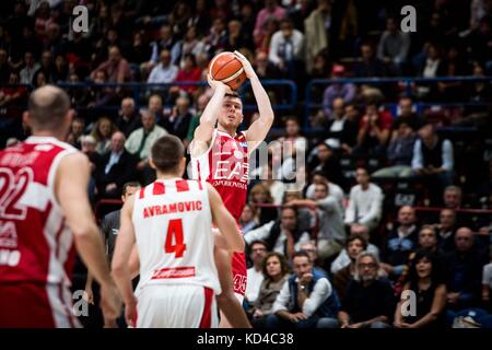 Assago, Italien. 08 Okt, 2017. Milano, Italien - 8. Oktober 2017 dairis bertans (#45 ea 7 Emporio Armani Milano) schießt ein layup während eines Spiels der italienischen Basketball League legabasket ein zwischen ea 7 Emporio Armani Mailand vs openjobmetis Varese an Mediolanum Forum. Credit: Roberto finizio / Pacific Press/alamy leben Nachrichten Stockfoto